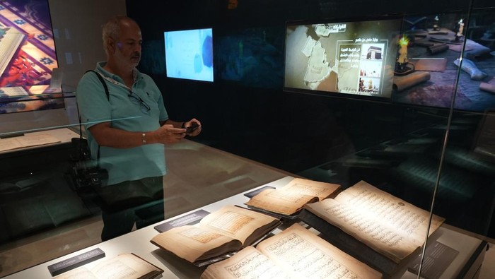 Menyusuri Jejak Transkripsi Al-Quran di Tanah Suci Pengunjung mengabadikan koleksi Al-Quran di Holy Quran Museum, Hira Cultural District, Kota Makkah, Selasa (3/6/2025). Museum yang dibuka pada Maret 2025 lalu itu menyimpan manuskrip langka, salinan Al-Quran bersejarah, dan pajangan interaktif yang memungkinkan pengunjung menjelajahi perjalanan transkripsi Al-Quran. ANTARA FOTO/Ahmad Faishal Adnan/sgd/rwa.