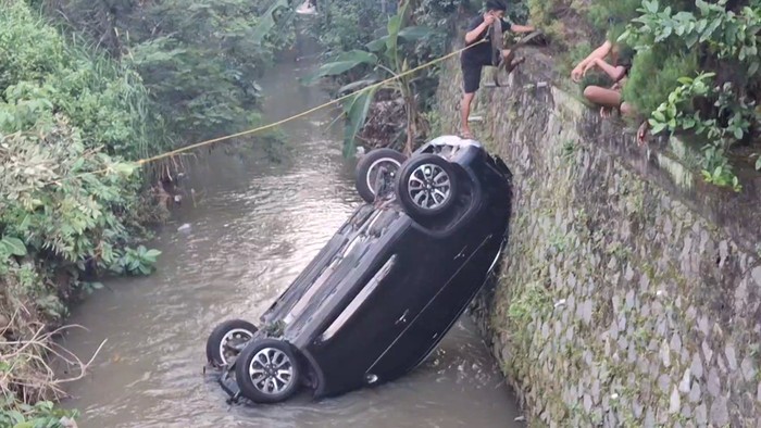 Mobil Anggota DPRD Tulungagung nyemplung sungai usai terlibat kecelakaan dengan Brio.