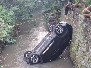 Mobil Anggota DPRD Tulungagung Nyemplung Sungai Usai Tabrakan