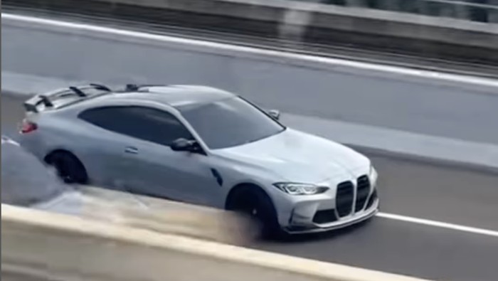Mobil BMW M4 adu cepat dengan whoosh