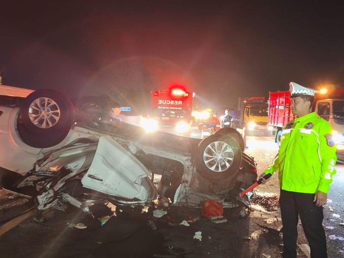 Mobil Terios seruduk truk hingga terguling di Tol Pemalang, Rabu (4/6/2025) pukul 18.10 WIB.