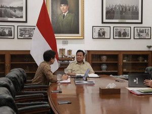 Seskab Teddy Pastikan Pertemuan Prabowo dan Menkes Tak Bahas Reshuffle