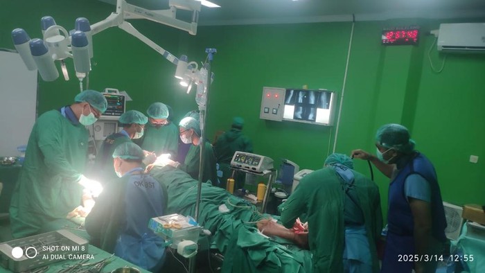Operasi penggantian sendi lutut atau total knee replacement (TKR) bagi pasien penderita reumatik berat di RSUD Buleleng. (Istimewa)