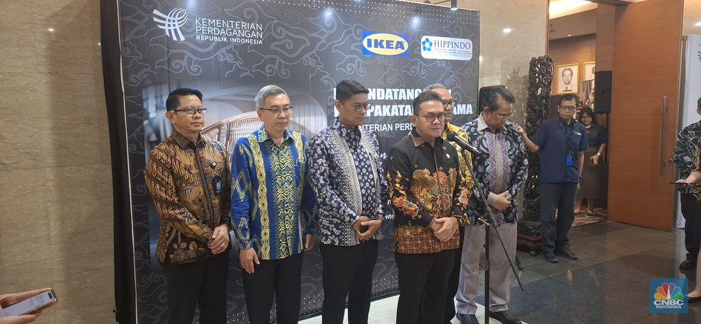 Paparan dan Konferensi Pers Menteri Perdagangan Budi Santoso dalam acara penandatanganan Nota Kesepahaman (MoU) dengan IKEA Indonesia untuk mewujudkan sinergi program dan kegiatan di bidang pengembangan promosi serta pemasaran produk UMKM, Rabu (4/6/2025). (CNBC Indonesia/Chandra)