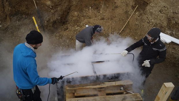 Para arkeolog telah memulai pencairan makam abad ke-7 seorang anak laki-laki elit yang untuk pertama kalinya secara ilmiah, dipindahkan dari lokasi penemuannya dalam satu blok yang membeku seketika. (Dok. thehistoryblog)