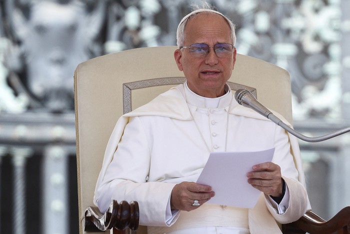 Pope Leo XIV waves on the day he holds a general audience in St. Peters Square, at the Vatican June 4, 2025. REUTERS/Guglielmo Mangiapane