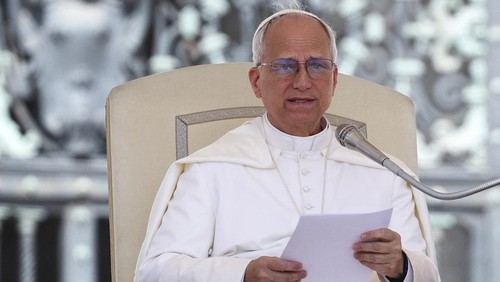 Pope Leo XIV waves on the day he holds a general audience in St. Peters Square, at the Vatican June 4, 2025. REUTERS/Guglielmo Mangiapane