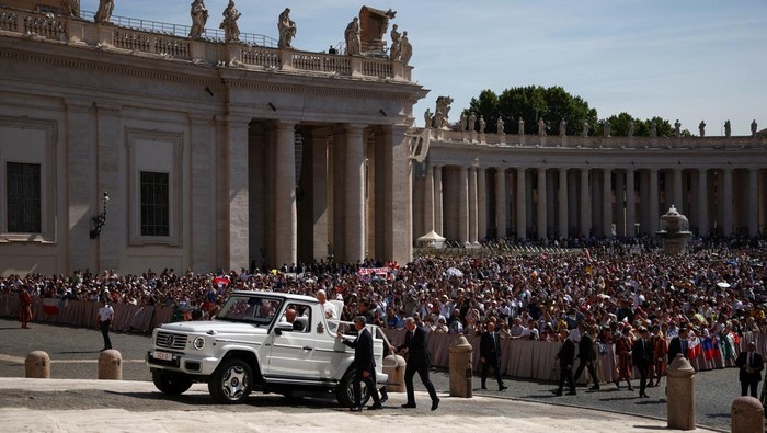 Paus Leo XIV Sapa Umat dalam Audiensi Umum di Vatikan Pope Leo XIV waves on the day he holds a general audience in St. Peter's Square, at the Vatican June 4, 2025. REUTERS/Guglielmo Mangiapane