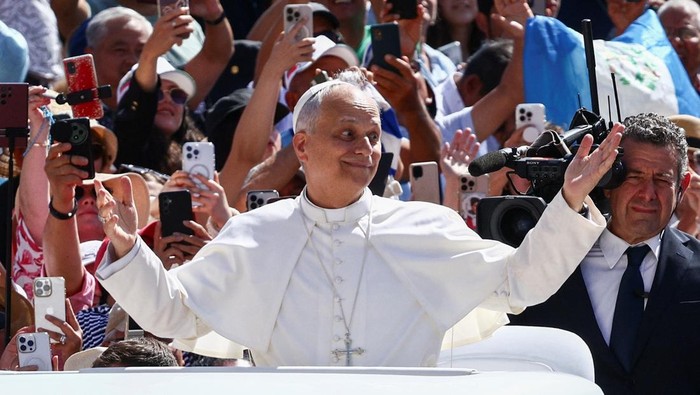 Paus Leo XIV Sapa Umat dalam Audiensi Umum di Vatikan Pope Leo XIV waves on the day he holds a general audience in St. Peter's Square, at the Vatican June 4, 2025. REUTERS/Guglielmo Mangiapane