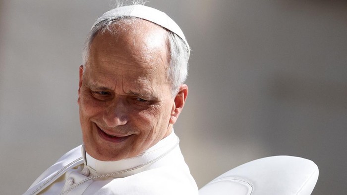 Pope Leo XIV waves on the day he holds a general audience in St. Peter's Square, at the Vatican June 4, 2025. REUTERS/Guglielmo Mangiapane