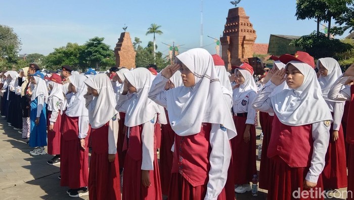 Pelajar saat mengikuti upacara Hari Pendidikan di Alun-alun Indramayu.