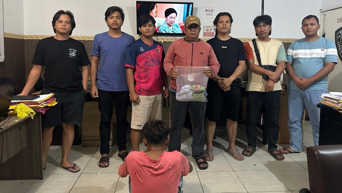 Pelaku dan barang bukti pisau usai diamankan polisi.