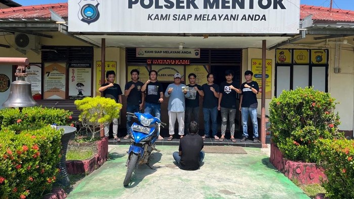 Pelaku saat diamankan polisi usai mencuri motor di Bangka Barat.