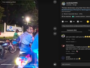 Nyalinya Gede! Pemotor Tak Pakai Helm Dikejar Polisi-Diambil Kunci, Ngacir Dorong Motor
