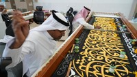 Kiswah dibuat dari kain hitam berkualitas tinggi, disulam dengan benang emas dan perak yang membentuk ayat-ayat Al-Qur’an dan motif-motif khas Islami. Prosesnya melibatkan teknologi modern, namun tetap mengandalkan keahlian tangan-tangan terampil dalam setiap detail sulaman. ANTARA FOTO/Ahmad Faisal