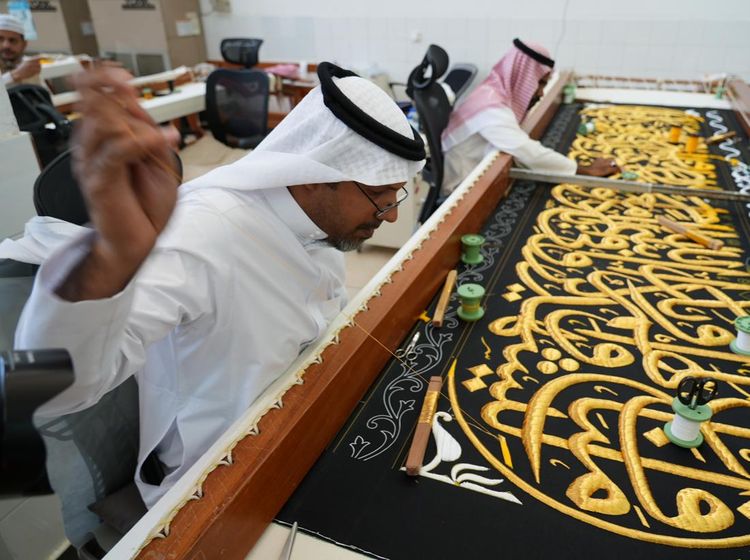 Disulam Benang Emas! Begini Proses Pembuatan Kiswah Kakbah di Makkah
