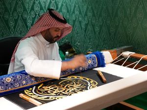 Video: Melihat Langsung Proses Pembuatan Kain Kiswah Kabah di Makkah