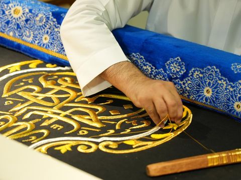 Pekerja menyulam kain Kiswah dengan benang emas di King Abdulaziz Complex, Kota Makkah, Arab Saudi, Selasa (3/6/2025). Pabrik yang telah memproduksi Kiswah untuk Kakbah berturut-turut selama 100 tahun tersebut juga memproduksi Kiswah yang dibuat untuk menutupi makam Nabi Muhammad SAW di Madinah. ANTARA FOTO/Ahmad Faisal