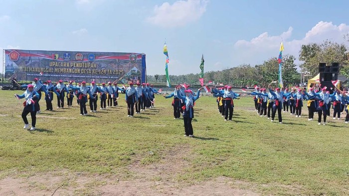 Penutupan kegiatan TNI Manunggal Membangun Desa (TMMD) ke-124 di Desa Kebalankulon, Kecamatan Sekaran, Lamongan