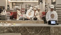Resmi dibuka pada April 2025, gerai I’m Donut? di Times Square mengusung konsep open kitchen. Kesibukan pegawai yang didominasi anak muda pun dapat terlihat jelas. Foto: Instagram imdonut.nyc