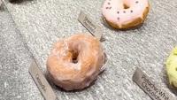 Adonan donat di sini khas Jepang bernama “nama” yang artinya “fresh”. Penyajiannya kemudian dibuat ‘artsy’ lantaran donat dipajang layaknya karya seni. Foto: Catherine Sillars