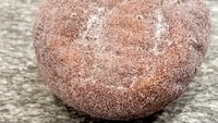 Varian donat original tidak memiliki lubang di tengah. Bentuknya seperti bomboloni dengan taburan gula bubuk. Foto: Catherine Sillars