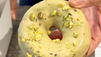 Varian menarik lainnya, Pistachio White Chocolate. Tercium aroma pistachio yang lembut dengan tambahan topping irisan pistachio. Foto: Catherine Sillars