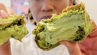 Matcha yang sedang tren juga dihadirkan oleh I’m Donut?. Tampak isian matchanya begitu melimpah dan creamy. Foto: Catherine Sillars