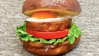 Tak hanya donat manis, I’m Donut? juga punya varian donat gurih berna NY BLT yang terdiri dari telur, bacon, dan mayo tomat. Foto: Catherine Sillars