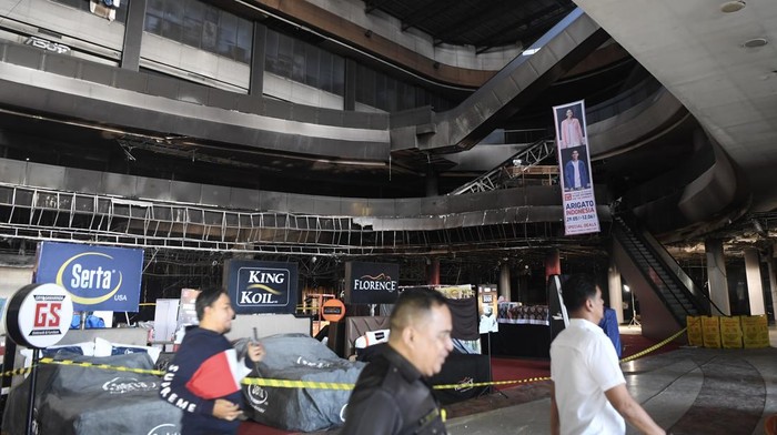 Penampakan Mal di Samarinda Usai Kebakaran Sejumlah anggota Polisi berjalan di depan area kebakaran di atrium Big Mall Samarinda, Kalimantan Timur, Rabu (4/6/2025). Menurut General Manager Big Mall Tumpal MP Silalahi, pascakebakaran mal terbesar di Samarinda pada Selasa (3/6) itu akan dibuka kembali seusai direnovasi dan dilakukan penyeldikan oleh Puslabfor Polri cabang Surabaya. ANTARA FOTO/M Risyal Hidayat/nz