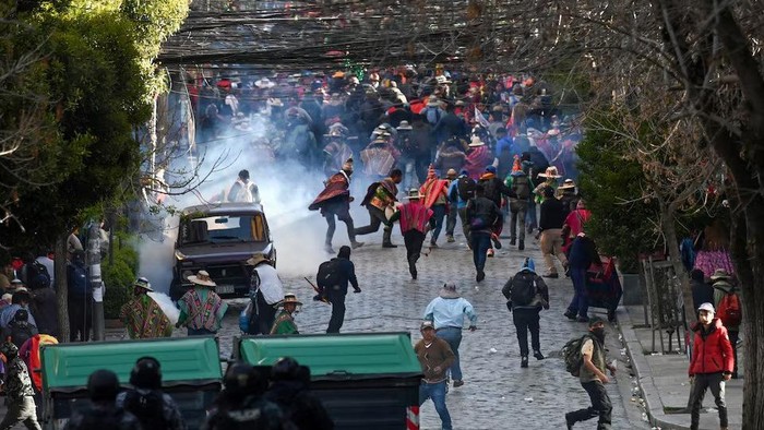 Police officers clash with demonstrators during a protest march by supporters of former Bolivian president Evo Morales after he was blocked by Bolivias constitutional court from running in the presidential election this year, in La Paz, Bolivia May 16, 2025. REUTERS/Claudia Morales Purchase Licensing Rights