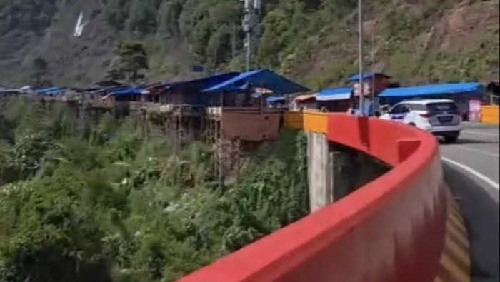 Penertiban pedagang yang nekat berjualan di atas Jembatan Kelok 9 di Kabupaten 50 Kota, Sumbar. (Dok. Istimewa)