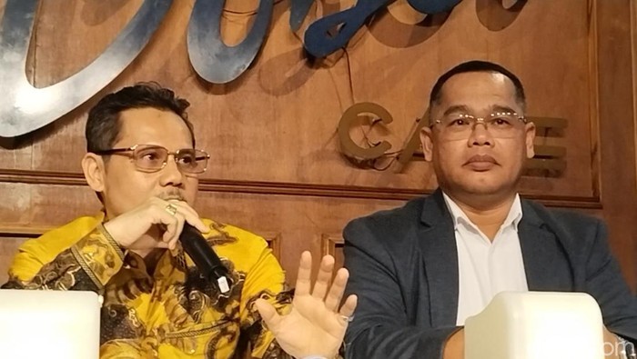 Pengacara Ridwan Kamil, Muslim Jaya Butar Butar (kanan).