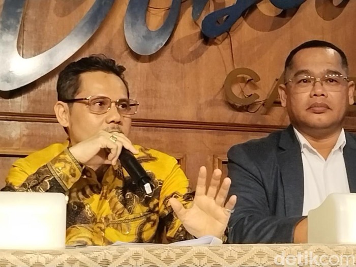 Pengacara Ridwan Kamil, Muslim Jaya Butar Butar (kanan).