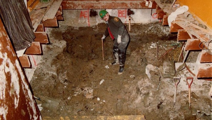 Penggalian ruang bawah tanah rumah John Wayne Gacy menjadi kuburan para korbannya. Foto Pengadilan Cook County  (Chichago Times)