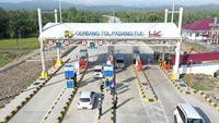“Fungsional tol ini akan berlangsung pukul 08.00 - 18.00 WIB setiap harinya dengan akses 2 (dua) arah dari Padang Tiji menuju Seulimeum dan sebaliknya. Meski fungsional, pengguna jalan tol tetap harus melakukan tapping kartu uang elektronik di gerbang tol,” tutur Adjib. Foto: Dok. PT Hutama Karya