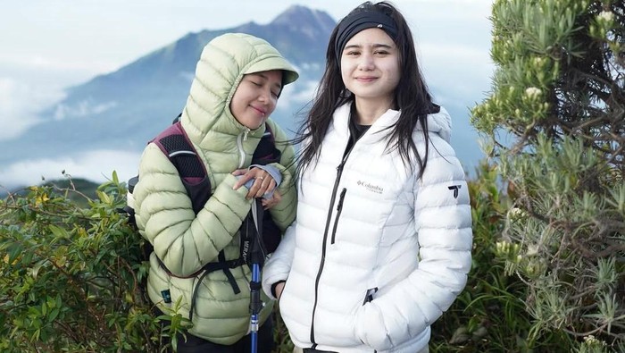 Penyanyi Tissa Biani Azzahra saat mendaki Gunung Merbabu di Jawa Tengah