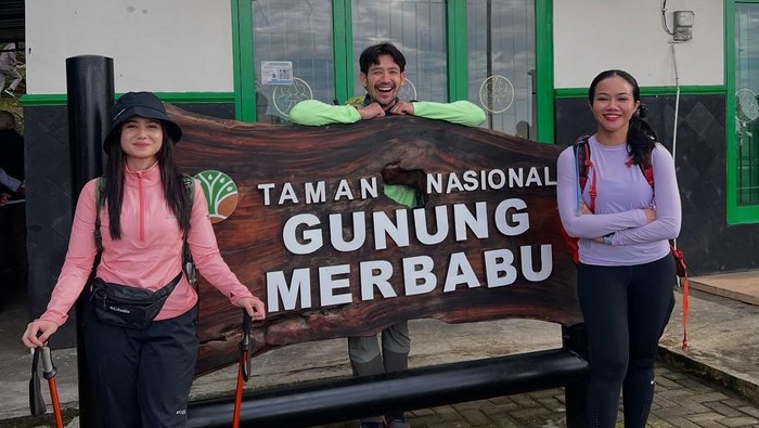 Penyanyi Tissa Biani Azzahra saat mendaki Gunung Merbabu di Jawa Tengah