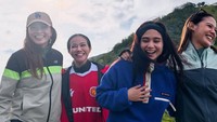 Yura Yunita tampil mencolok dengan jersey Manchester United saat mendaki Gunung merbabu bersama Tissa. (Instagram Tissa Biani Azzahra)