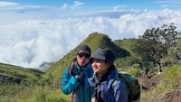Tissa dkk mendaki Gunung Merbabu, melalui jalur Selo, Boyolali, Jawa Tengah. (Instagram Tissa Biani Azzahra)