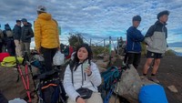 Merbabu dengan segala kenangannya. Terimakasih kakak-kakak sudah selalu ada untuk adik bontotmu ini. Maaf kalau sering merepotkan dan sering mencoba jokes dengan hal-hal yang spontan uhuy hahaha semoga bisa bertemu lagi, kata dia.  (Instagram Tissa Biani)