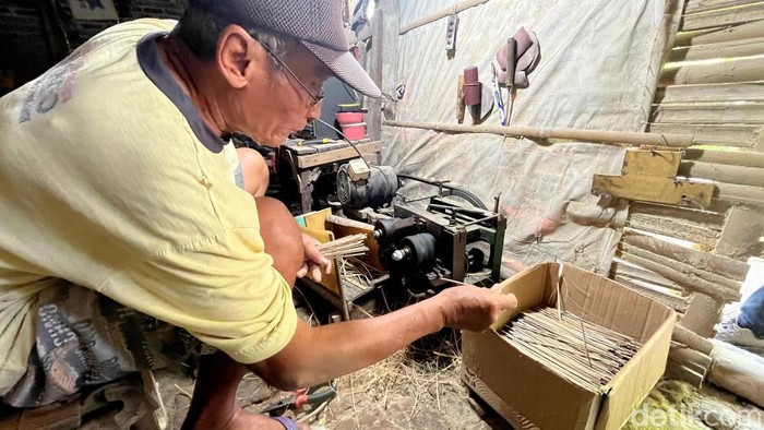 Perajin tusuk sate di Mojokerto Perajin tusuk sate di Mojokerto