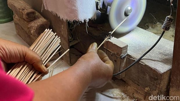 Perajin tusuk sate di Mojokerto