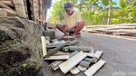 Perajin Tusuk Sate di Mojokerto