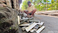 Suwaji juga memproduksi tusuk sate ayam dan kambing berbahan bambu duri. Setiap bambu seharga Rp 25.000 menghasilkan 15-20 ribu biji tusuk sate. Sedangkan bambu yang lebih kecil seharga Rp 15.000 menghasilkan 5-10 ribu biji tusuk.