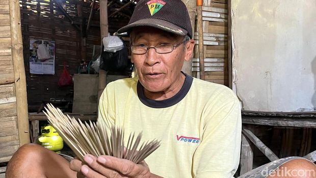 Perajin tusuk sate di Mojokerto