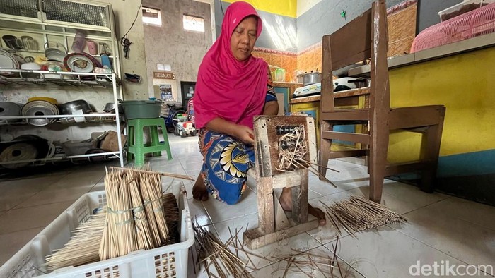 Perajin tusuk sate di Mojokerto