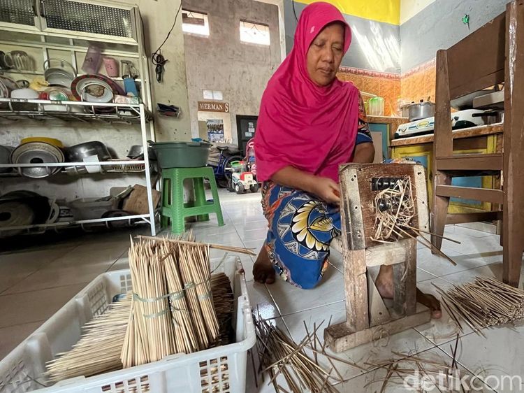 Perajin Tusuk Sate di Mojokerto