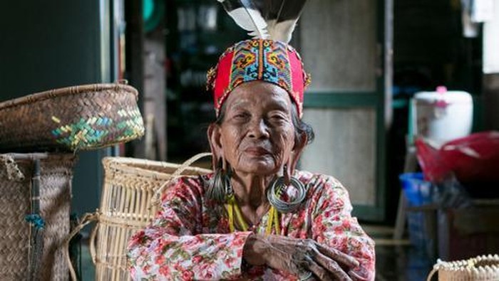 Perempuan Dayak mengenakan hisang, anting pemberat untuk tradisi telingaan aruu.