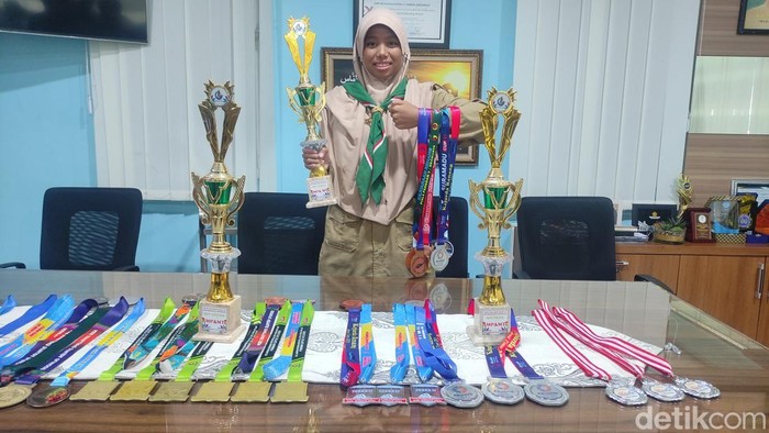 Perjuangan Zahrah Inas, Siswi Sidoarjo Koleksi 37 Medali Renang